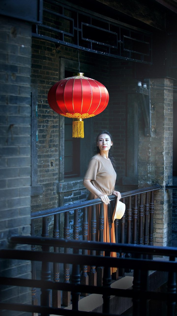 凤楼 App 主界面在手机屏幕上展示，首页以钴蓝色调的楼阁线描图为背景，下方排布建筑档案、诗词意象与地域索引三个入口卡片，桌面光线柔和
